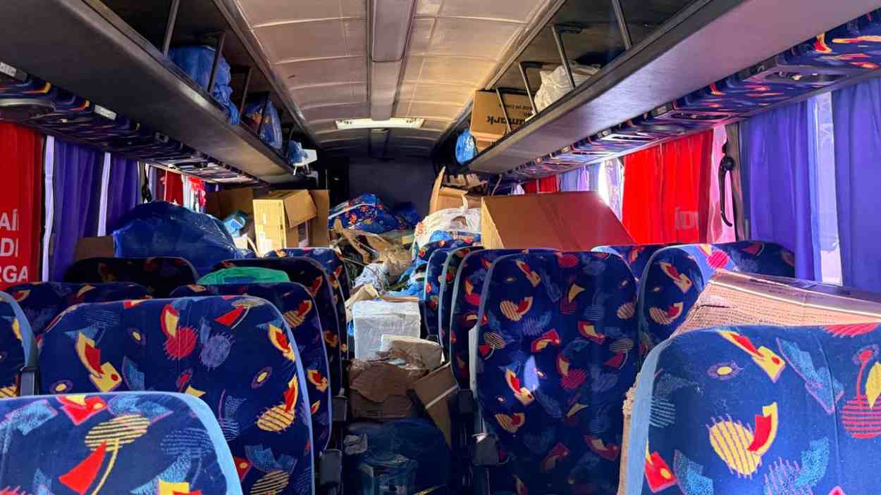 Receita retém ônibus clandestino com R$ 800 mil em mercadorias na fronteira
