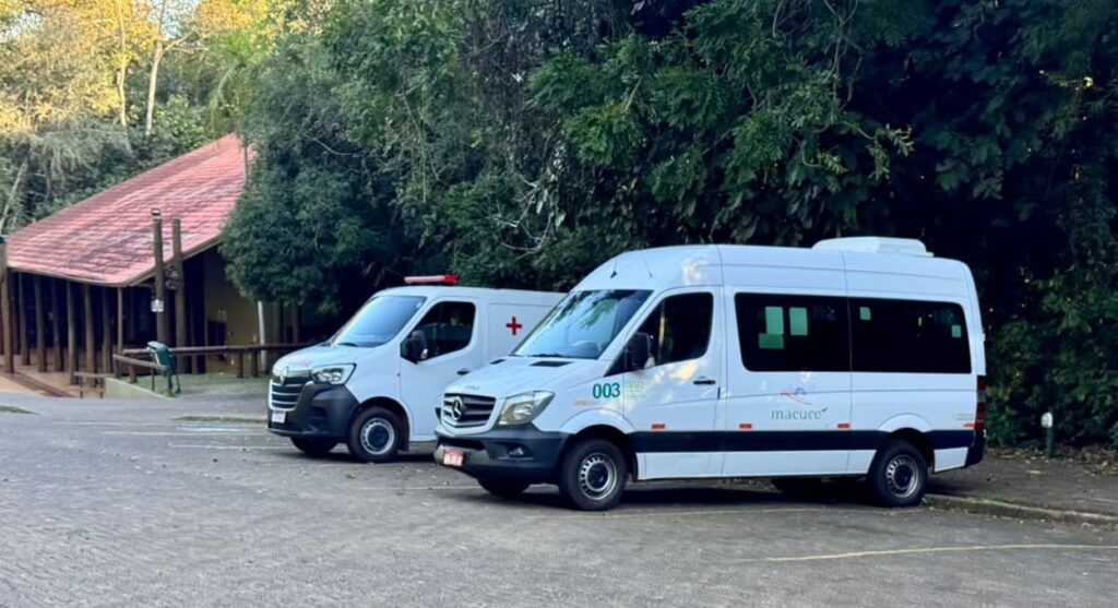 Veículos de apoio estacionados em frente à sede do Macuco Safari.