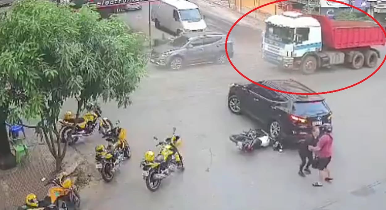 Vídeo: caminhão sem freios desce de ré e atinge veículos no Paraguai