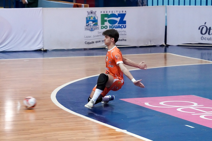 Goleiro Vicente, destaque da partida.