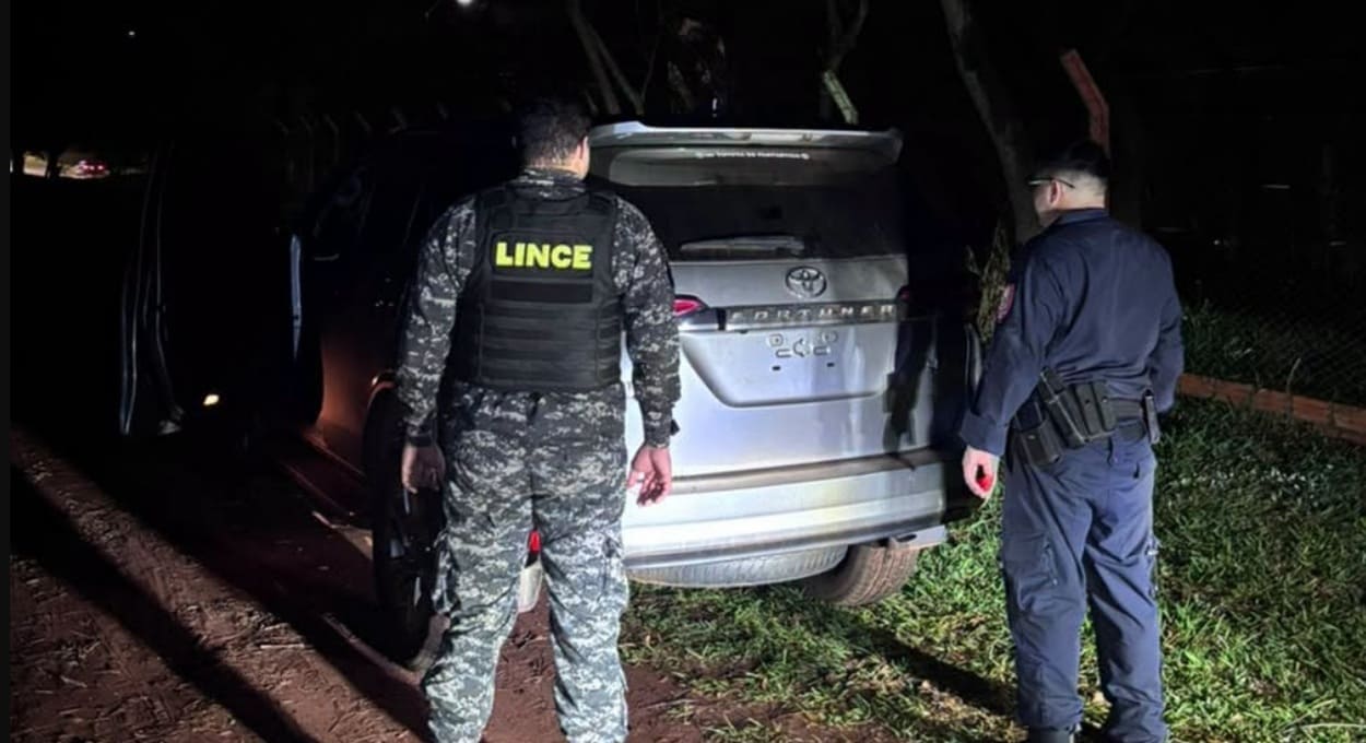 Caminhonete roubada no Brasil é abandonada no Paraguai