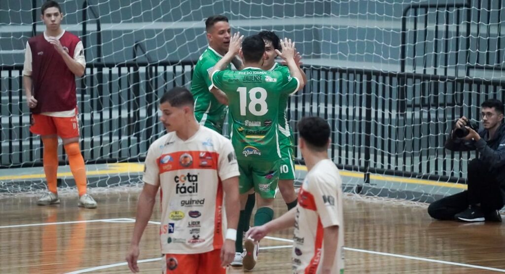 Foz Futsal vencia o jogo por 3 a 1 até mais da metade do segundo tempo. 