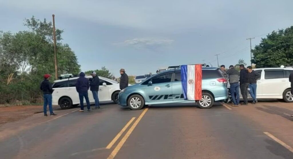 Protesto de taxistas em Salto del Guairá, cidade na fronteira do Paraguai com Guaíra (PR) e Mundo Novo (MS).