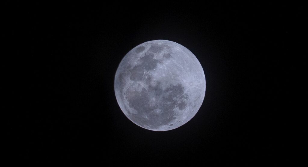 Lua cheia antes do início do fenômeno.