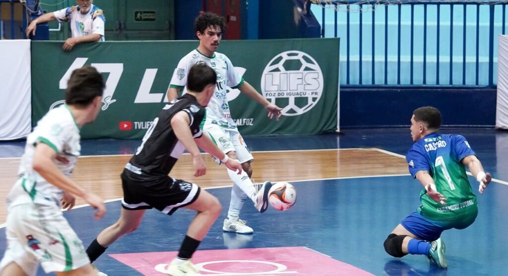 Caramuru dificultou as ações ofensivas do Foz Futsal.
