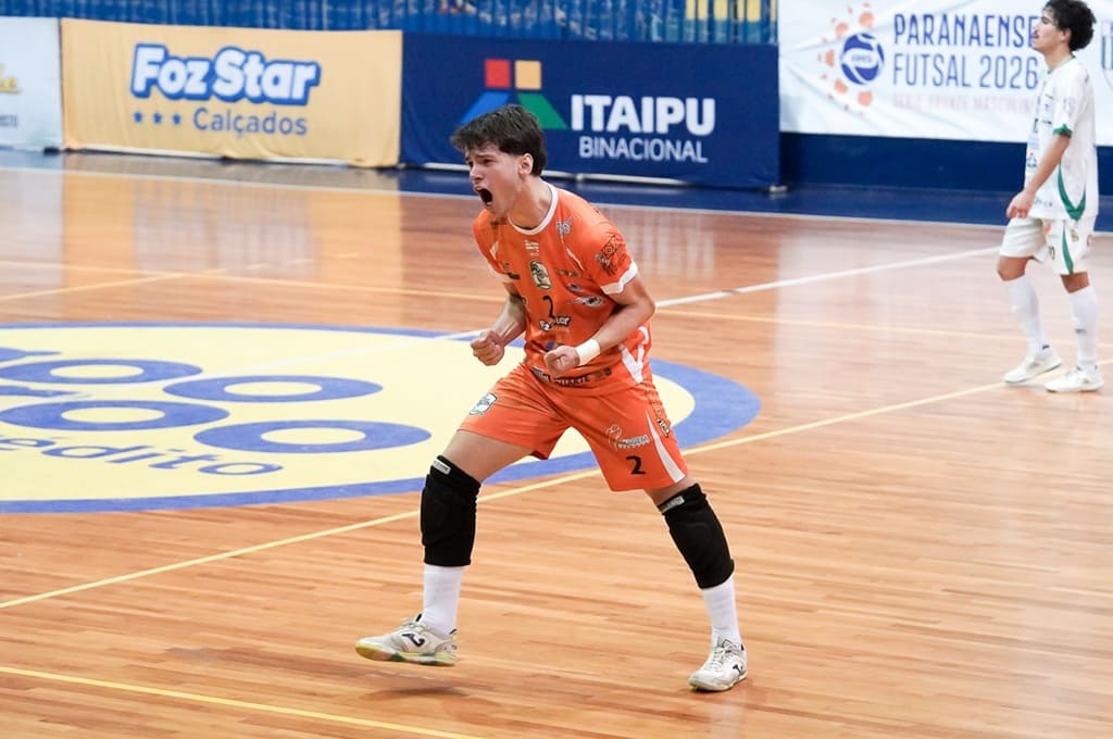 Vicente comemora o gol marcado no apagar das luzes.