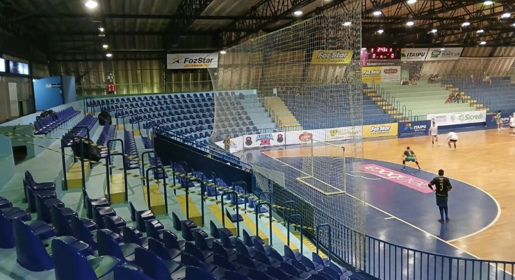 Instalação de cadeiras na arquibancada do Ginásio Costa Cavalcanti.