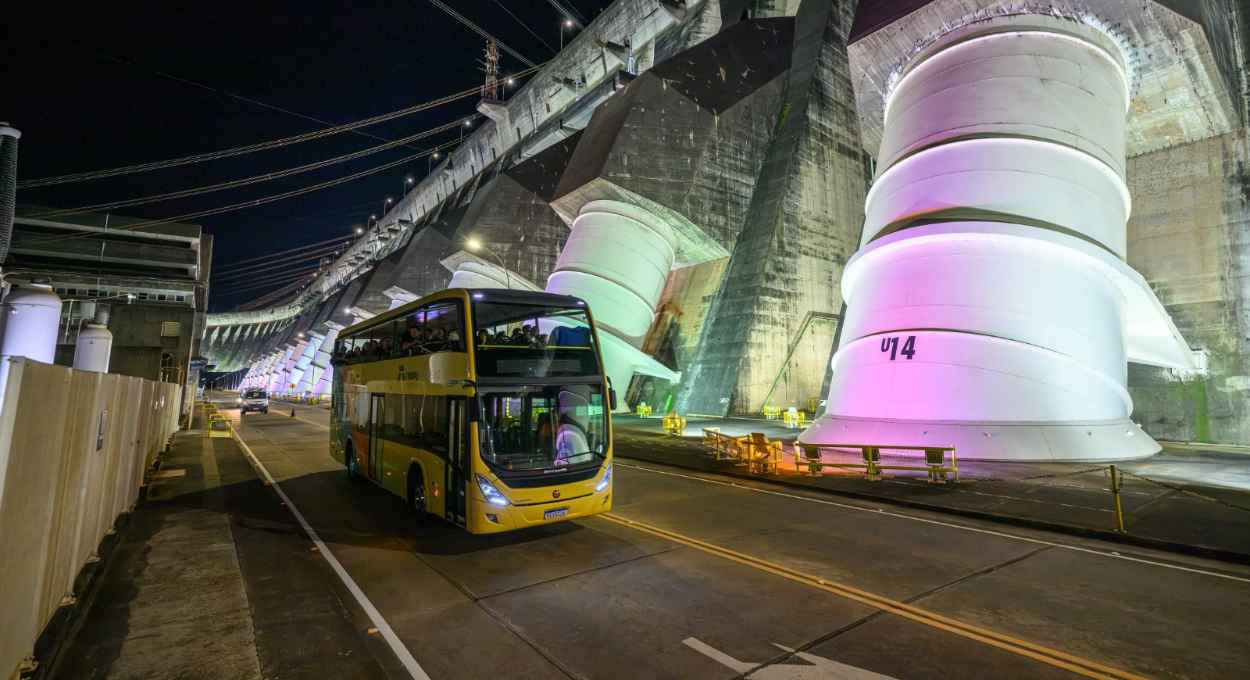 Itaipu Iluminada faz última apresentação antes de modernização