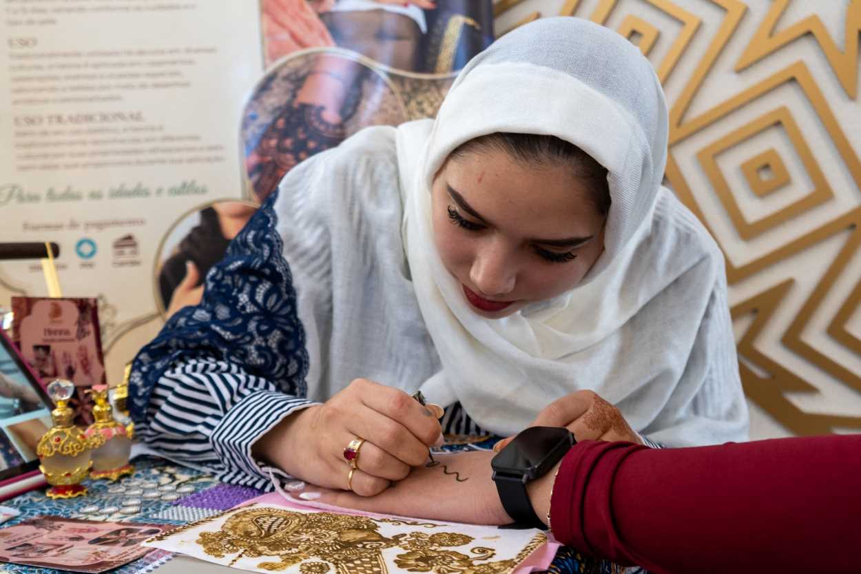 Jahnavi, a jovem paraguaia que encontrou na henna uma ponte entre culturas