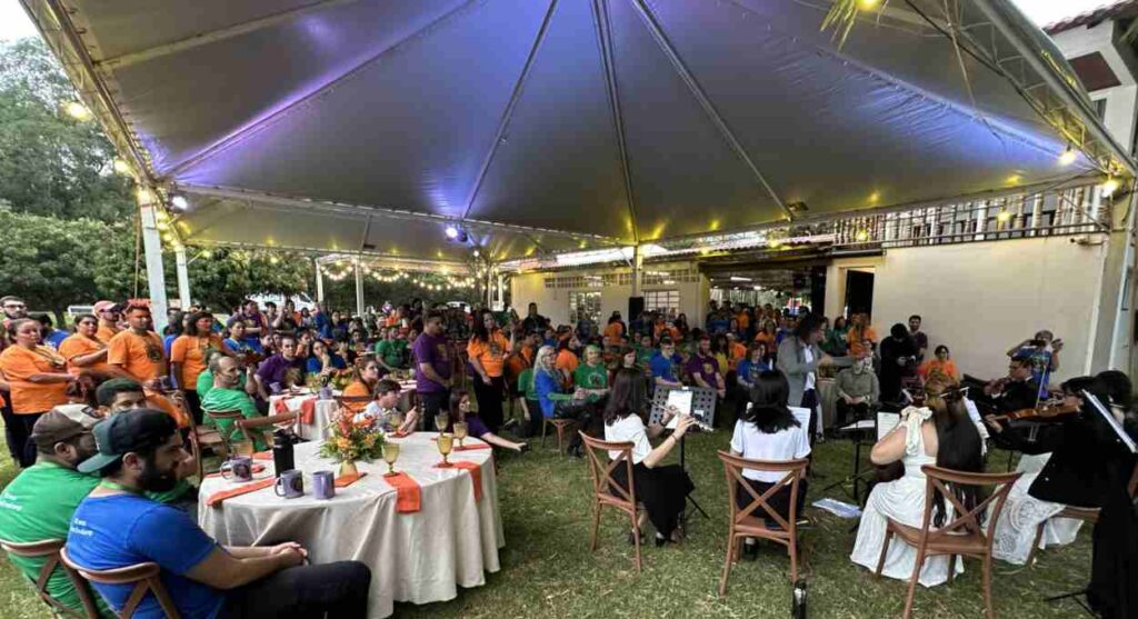 Colaboradores e familiares comemoram os 80 anos de Anna Croukamp em uma tarde de confraternização no Parque das Aves. Foto: divulgação