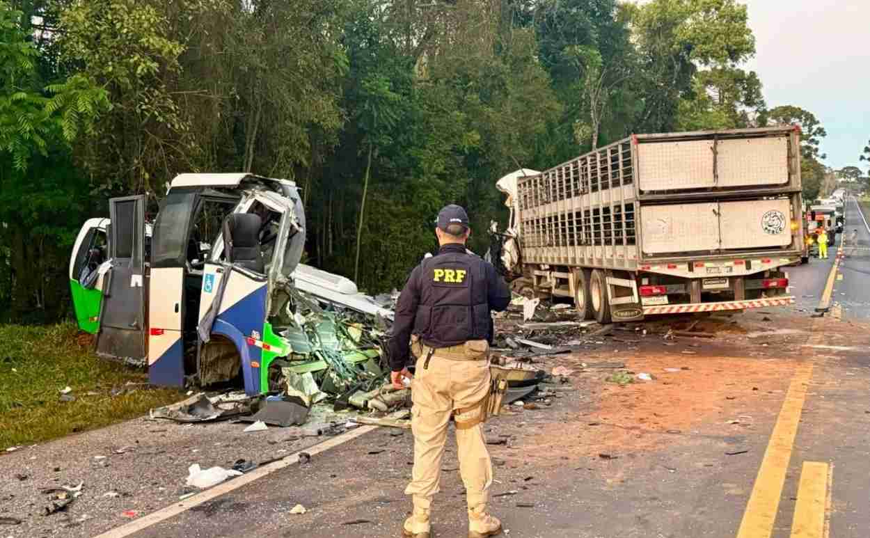 PRF confirma 23 mortes em colisão entre ônibus e caminhão em rodovia no Paraná