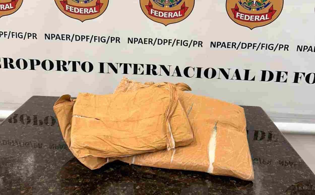 Mulher é flagrada com 2,6 quilos de cocaína presos ao corpo no Aeroporto de Foz do Iguaçu