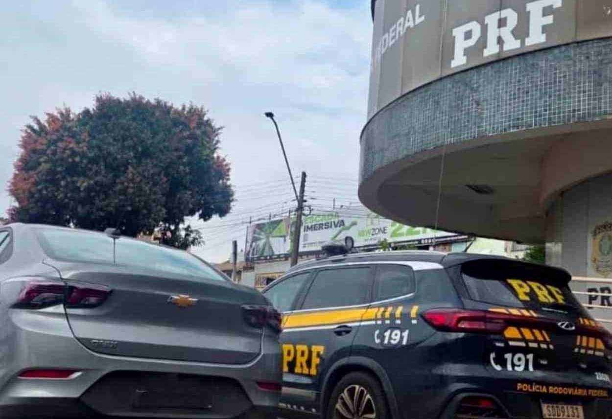 Policiais rodoviários prendem homem de 25 anos com carro furtado em Foz do Iguaçu