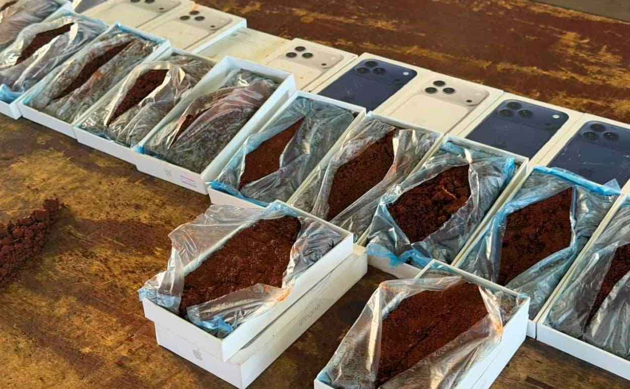 Receita Federal encontra 19 caixas de celulares com barro e plástico na fronteira