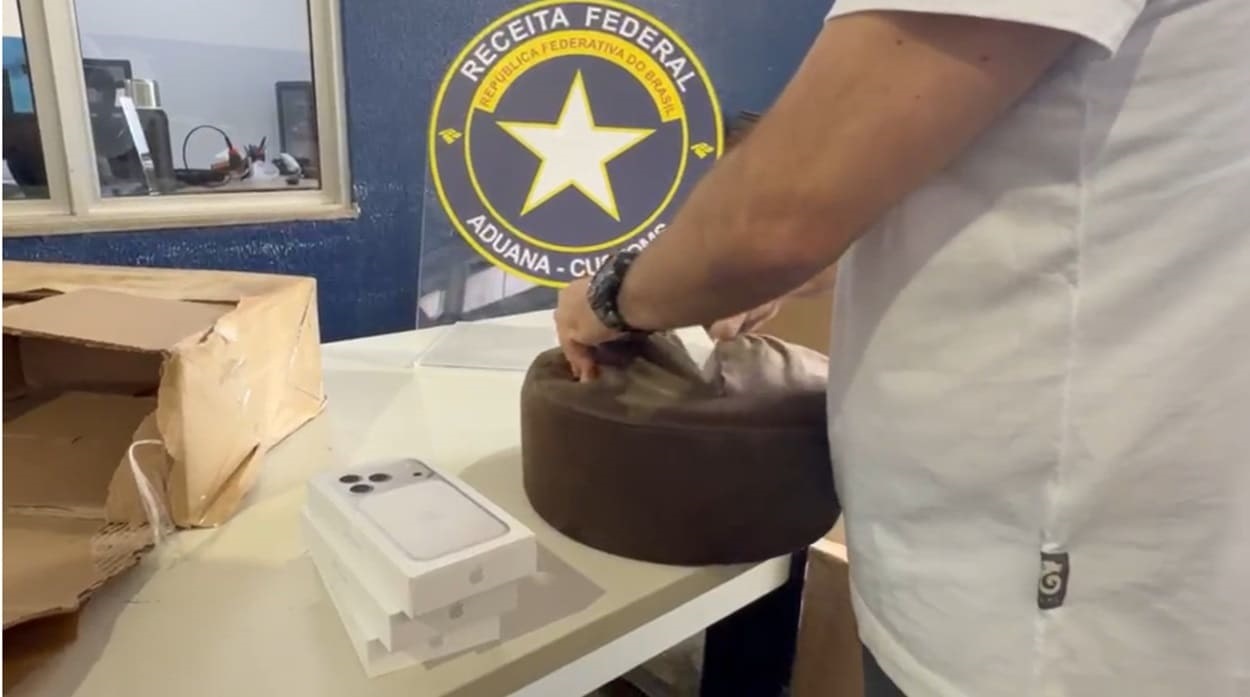 Celulares avaliados em R$ 100 mil são encontrados escondidos em pufes