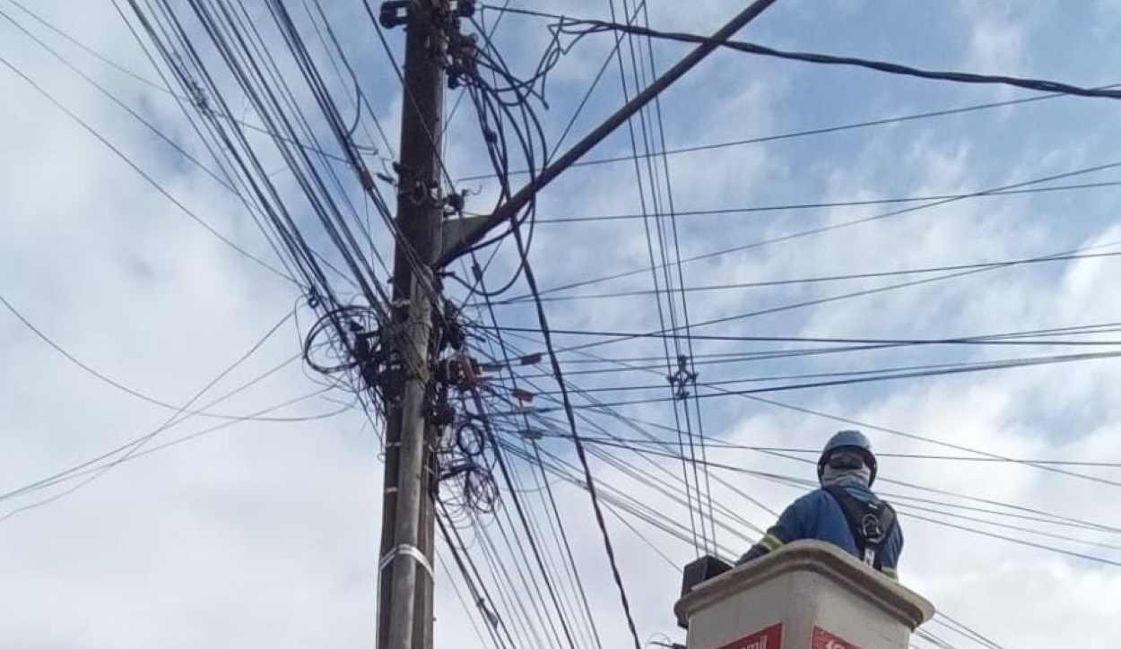 Copel faz mutirão para retirar cabos irregulares de telefone e internet em Foz