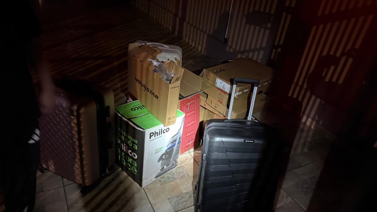 PF e PM ‘derrubam’ depósito clandestino cheio de eletrônicos em Foz