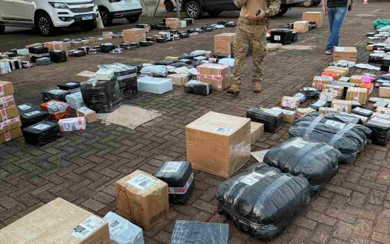 Polícia encontra droga em caminhão de encomendas de app de internet