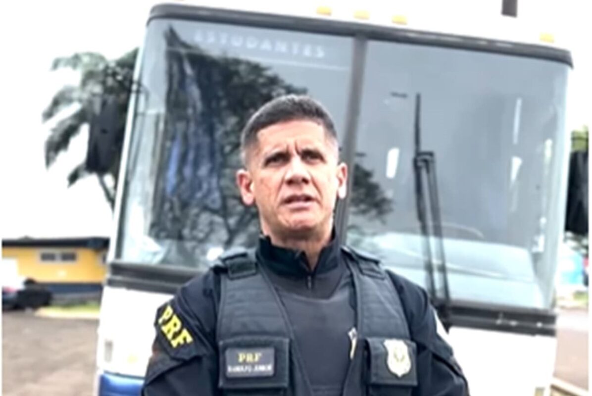 Ônibus inclinado que saiu de Foz do Iguaçu é retirado de circulação na BR-277
