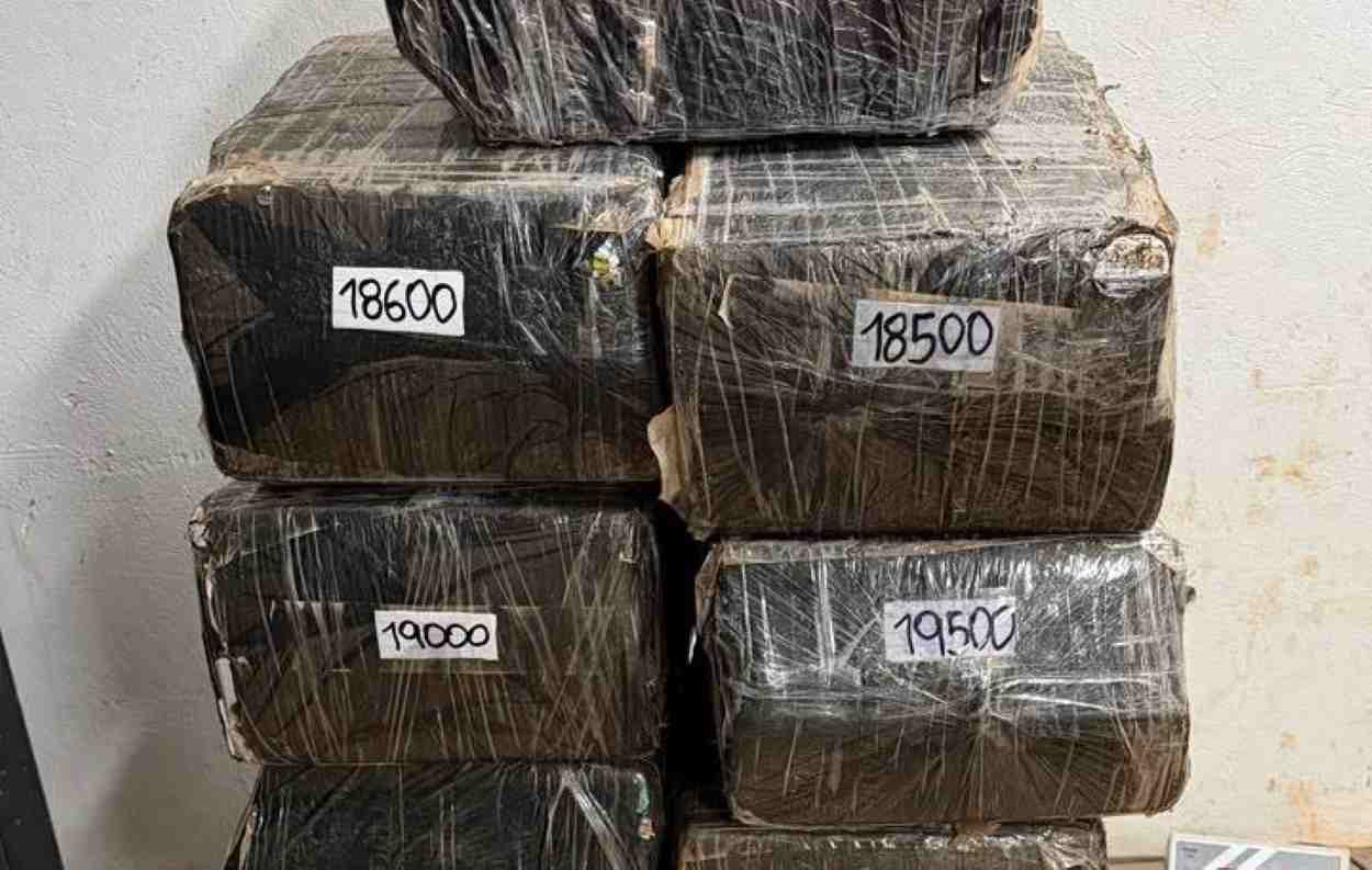 Polícia prende cinco pessoas em ação contra tráfico de drogas em Foz