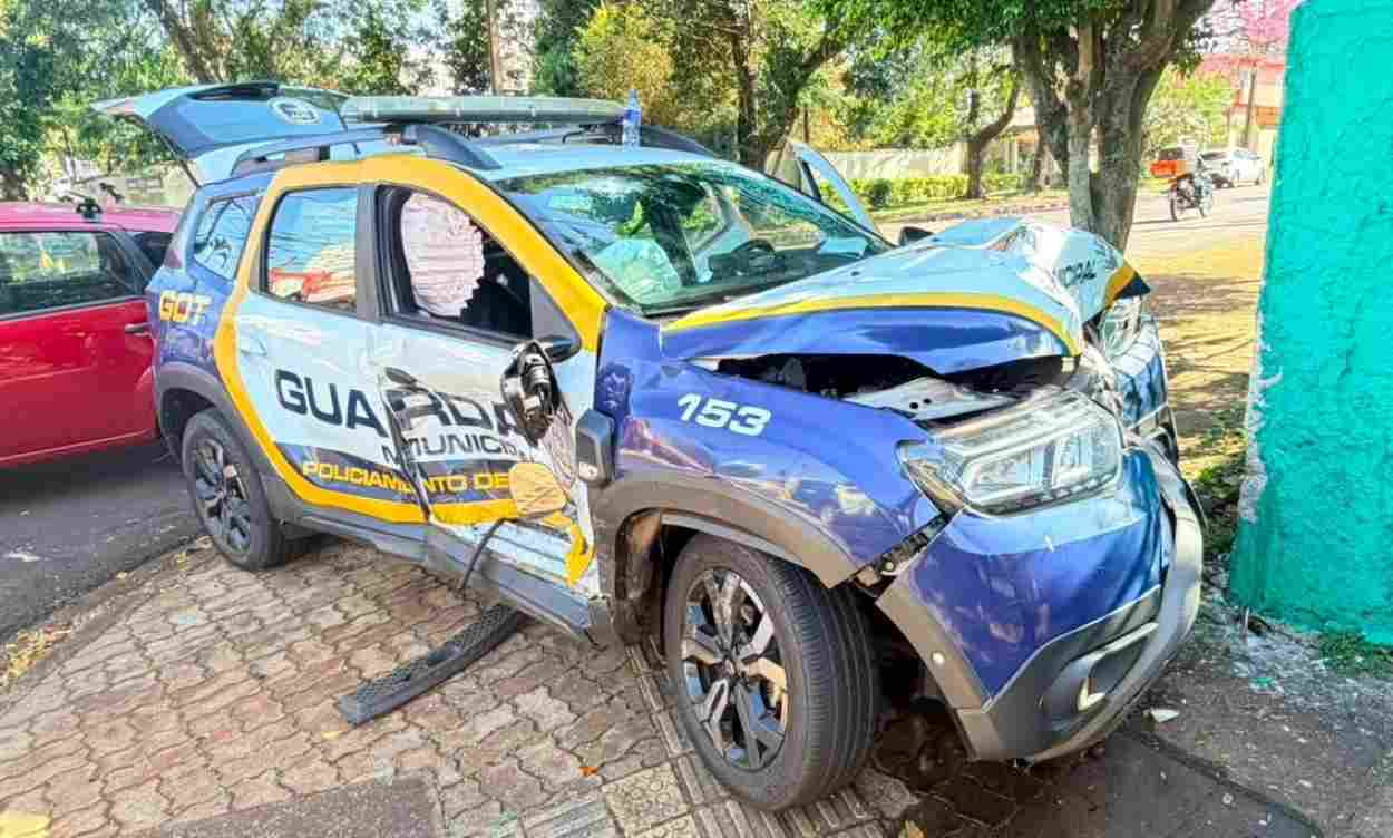 Fuga de motociclista acaba em acidente e destrói viatura da Guarda em Foz