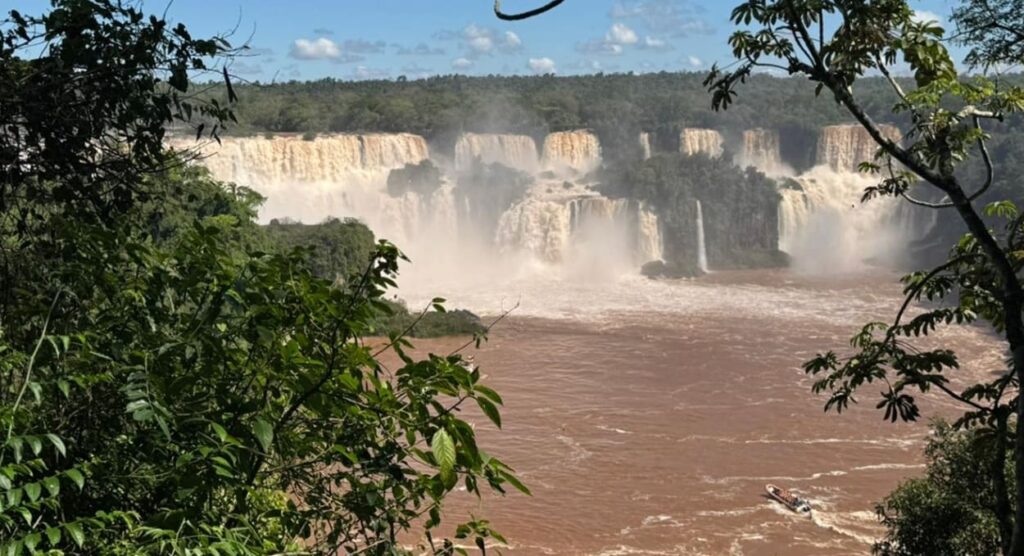 Vazão em frente ao Hotel das Cataratas.