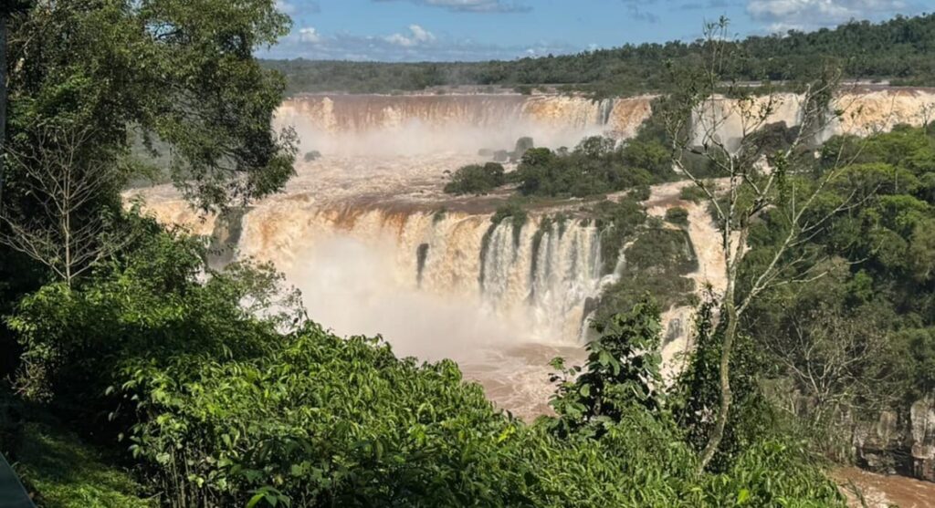 Chuvas na metade sul do Paraná e em Santa Catarina provocaram o aumento na vazão.