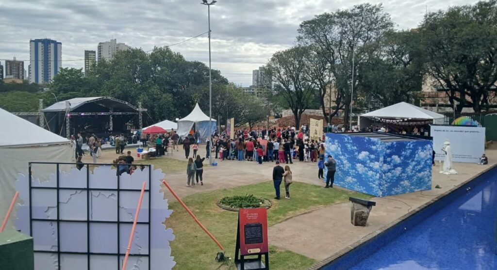 Movimento na Praça da Paz durante a Feira do Livro.