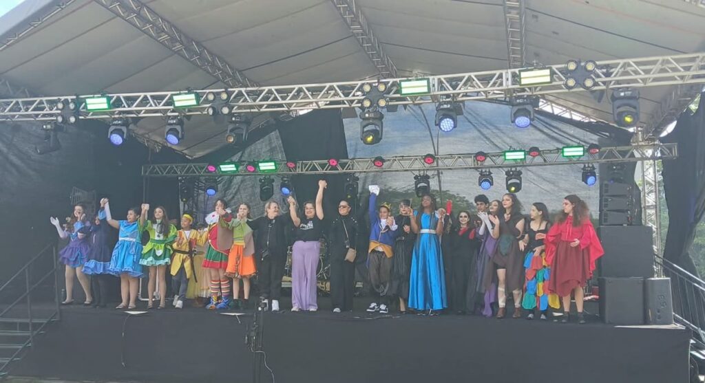 Apresentação teatral na Praça da Paz durante a Feira do Livro.