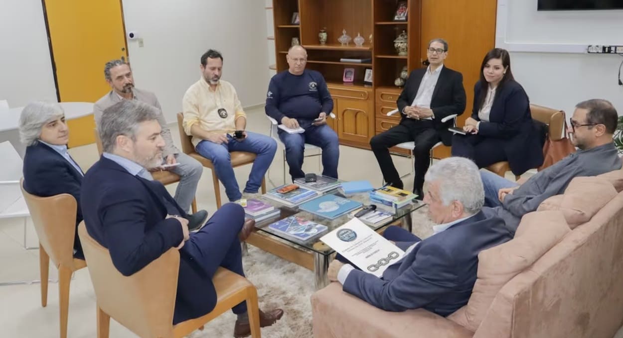 Delegado da Receita Federal recebe empresários do Paraguai