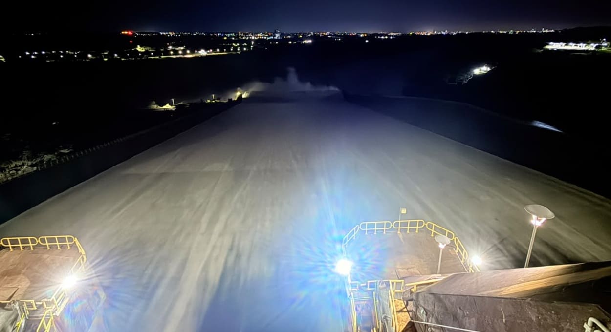 Vertedouro de Itaipu está aberto neste domingo (13) — imagens