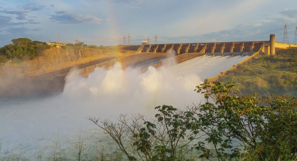 Vertedouro de Itaipu aberto durante a manhã.