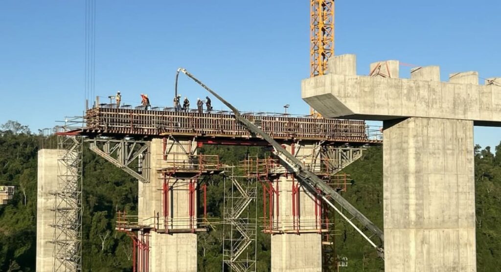 Paraguai espera a conclusão da ponte do Rio Monday para liberar a passagem de caminhões com carga pela Ponte da Integração.