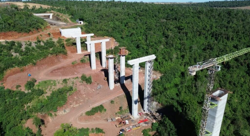 Pilares da margem direita da futura ponte sobre o Rio Monday.