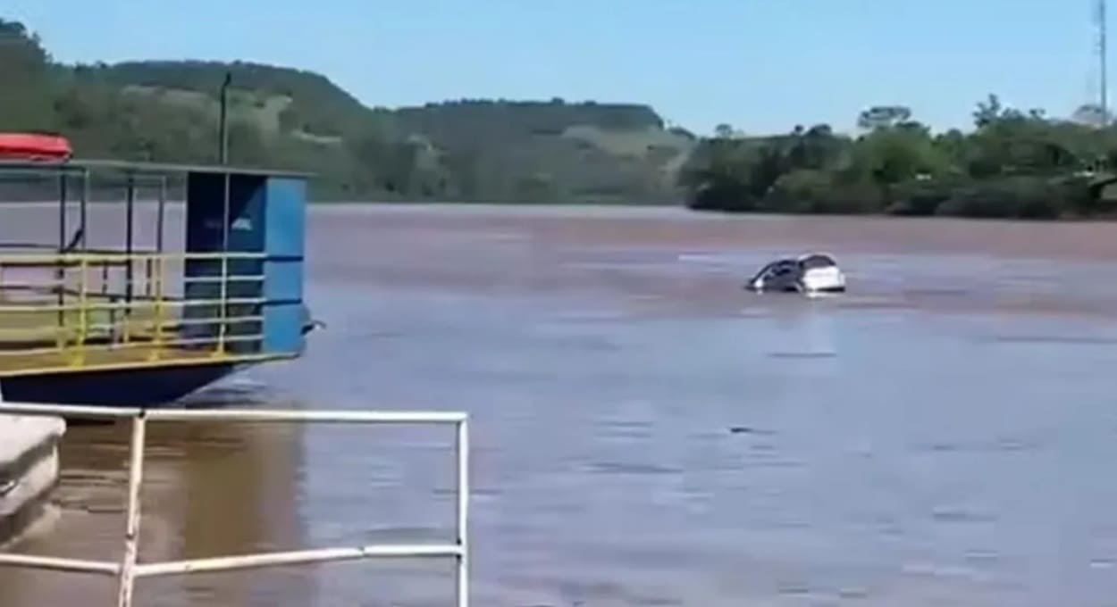 Vídeo: carro cai de balsa na fronteira entre Brasil e Argentina