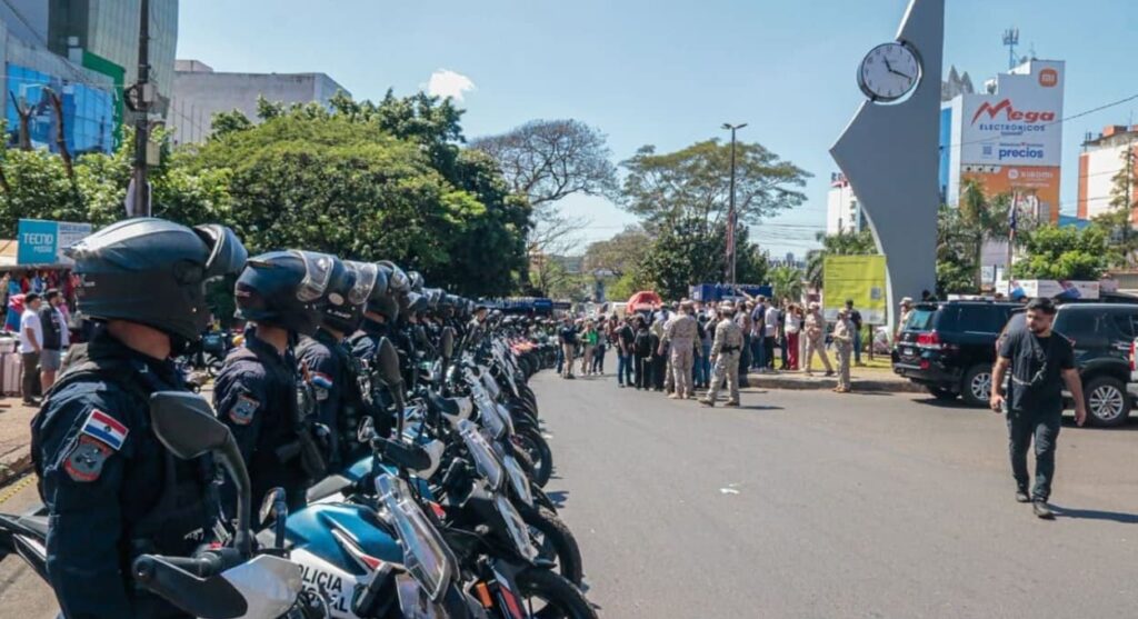 Apresentação ocorreu a metros da cabeceira da Ponte da Amizade no Paraguai.
