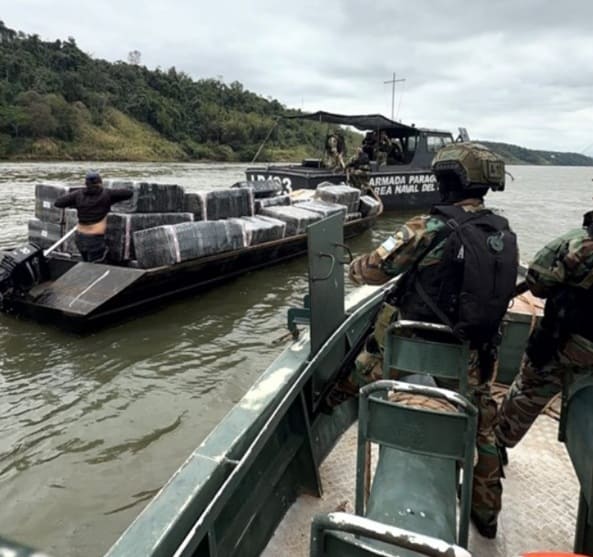 Embarcação interceptada no Rio Paraná.