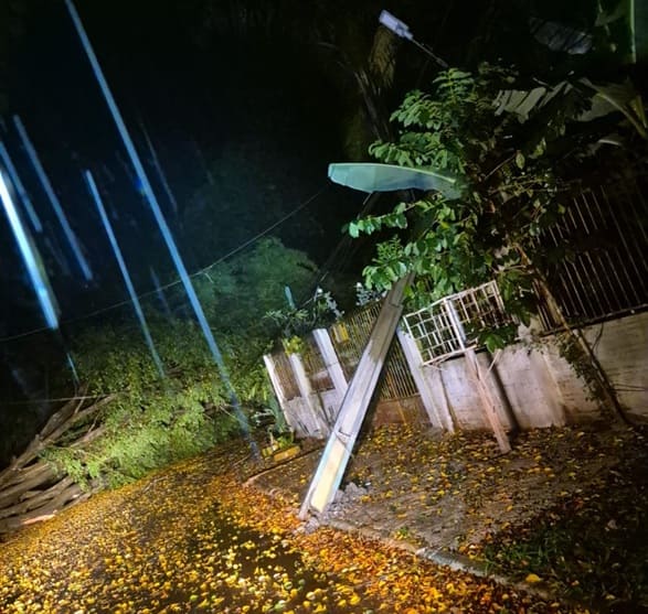 Poste caído na Região Norte de Foz do Iguaçu.