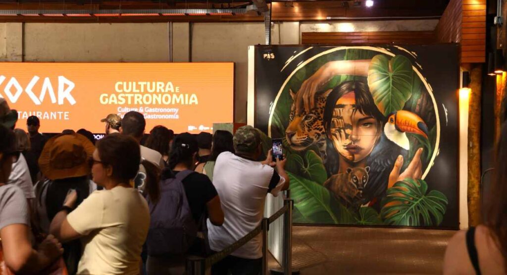 A obra de Pas Schaefer traduz, por meio da arte, a convivência entre pessoas e a biodiversidade presente no Parque Nacional do Iguaçu. Foto: Mariana Kissel – Urbia+Cataratas