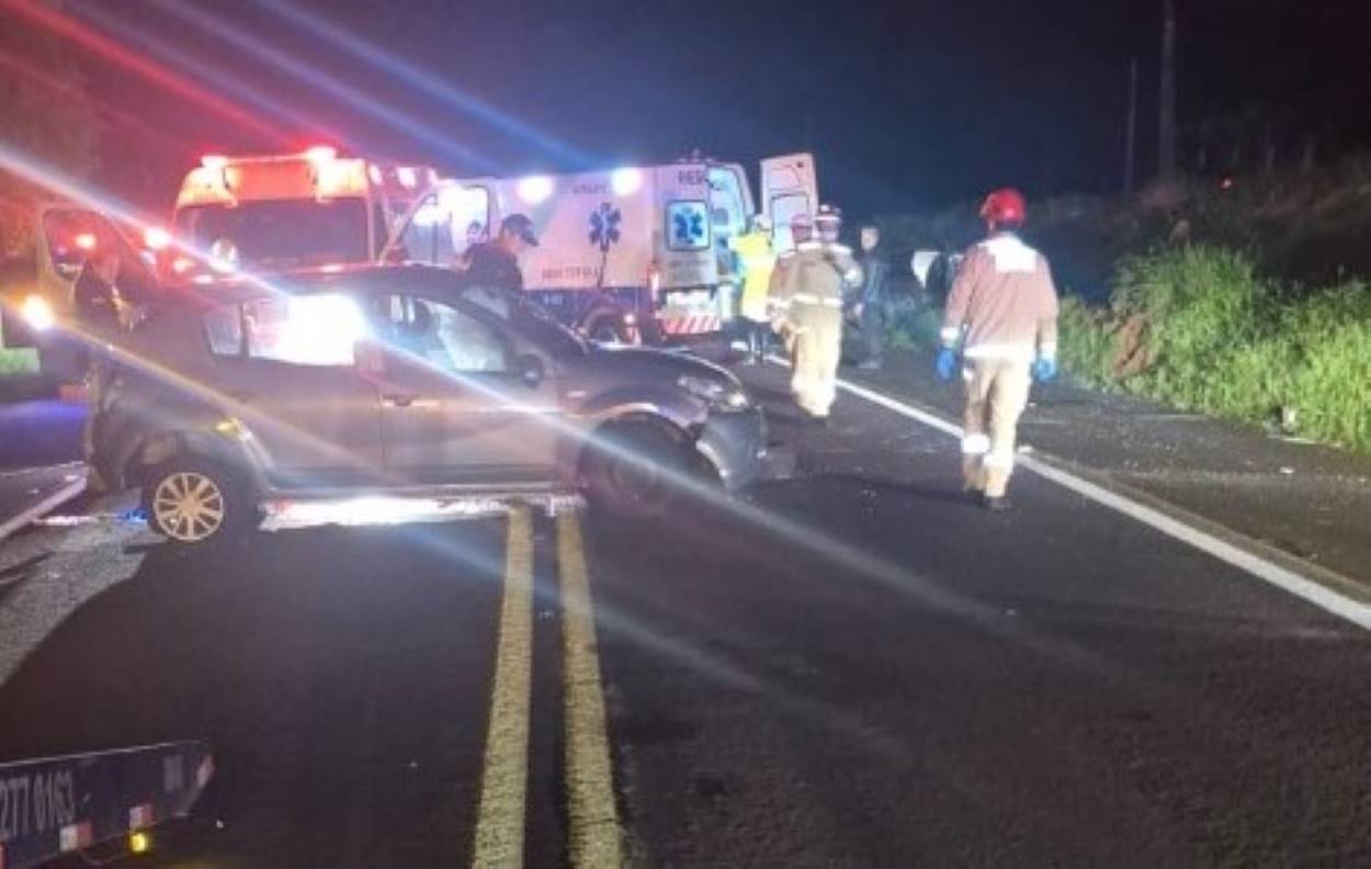 BR-277: batida de frente entre dois carros deixa quatro feridos