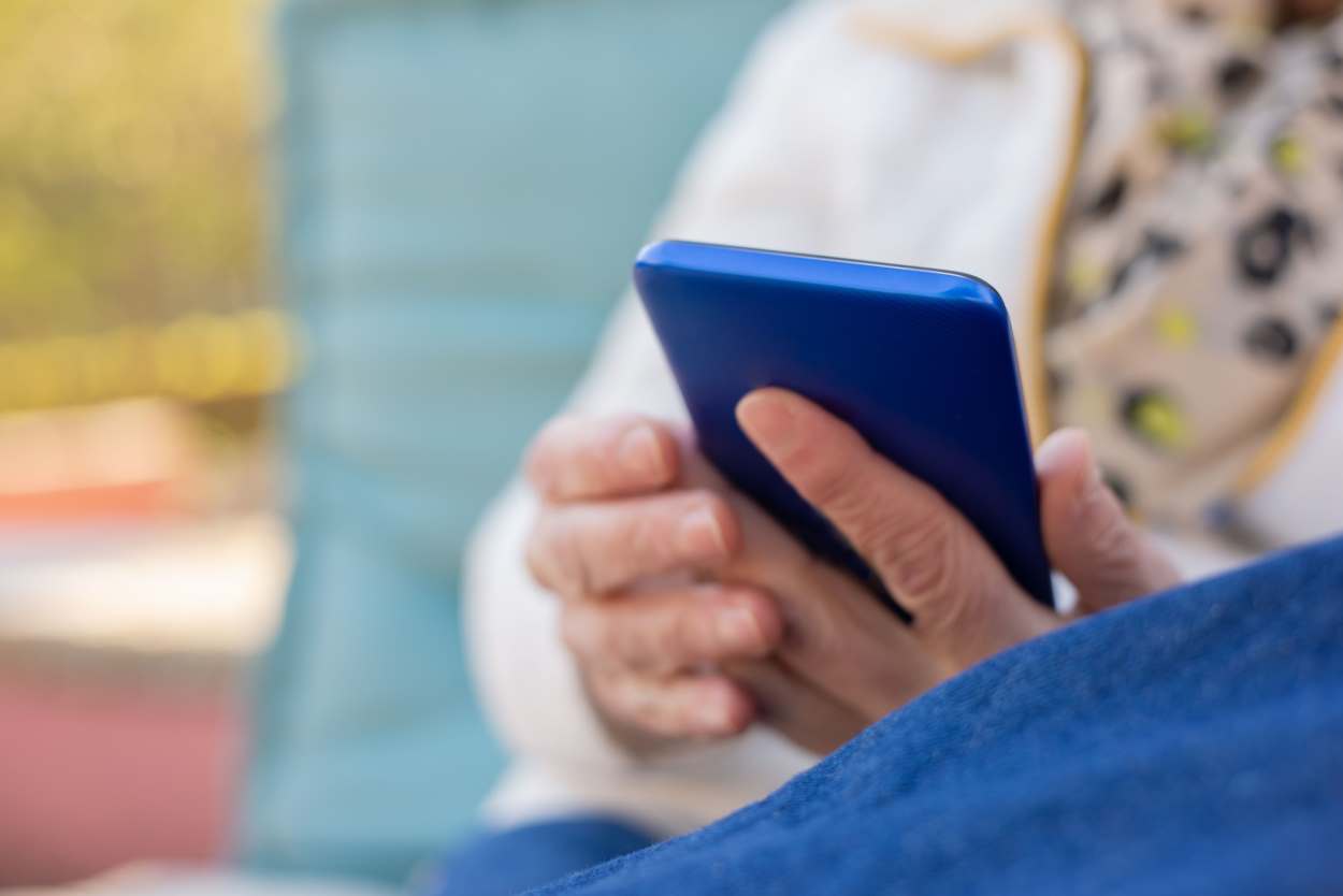 Curso gratuito ensina idosos a usar celular com segurança em Foz