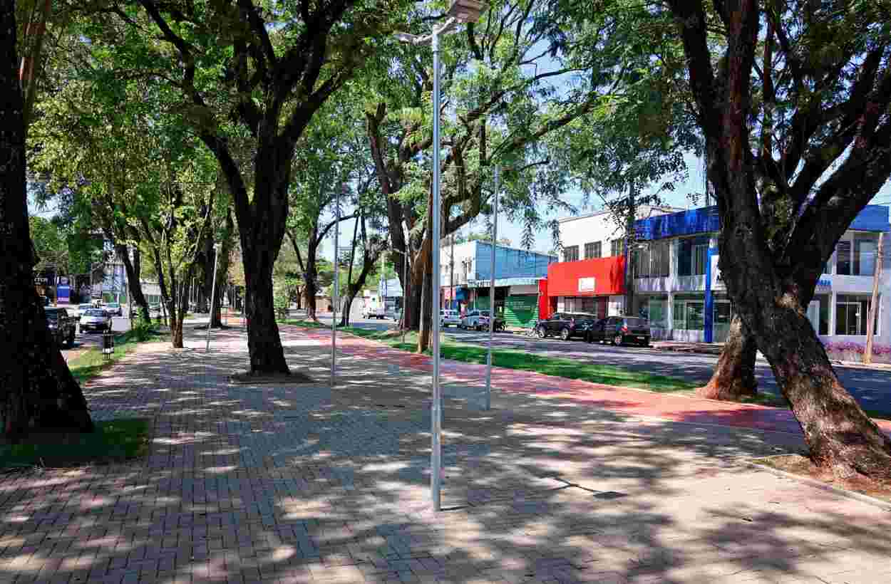 Cadê a acessibilidade? Avenida JK foi revitalizada sem piso tátil