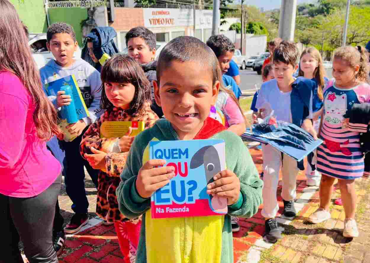 ‘Vou ler em casa’: vale-livro faz a alegria dos alunos em Foz