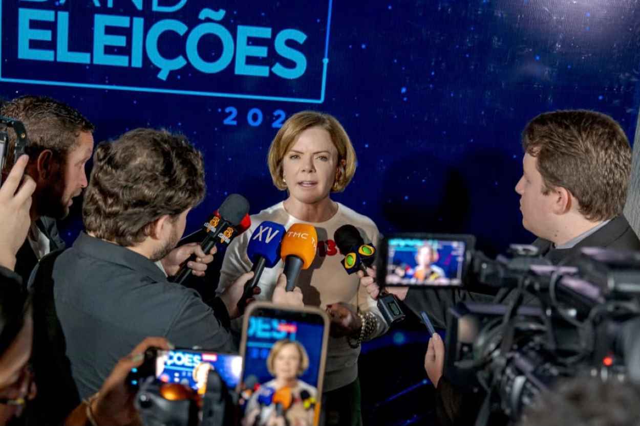 Gleisi aciona Justiça contra posts que defendem fim do voto feminino