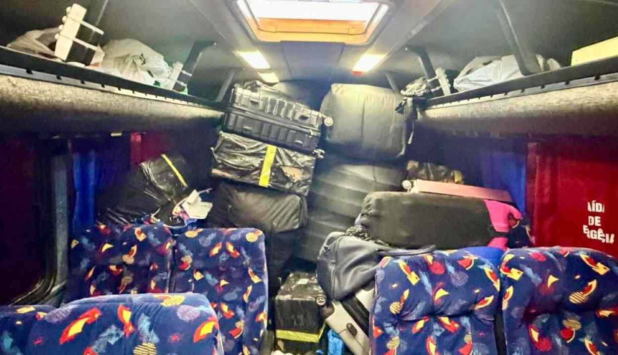 Ônibus clandestino é barrado em Foz com 500 caixas de cigarros e 800 ampolas para ‘canetinha’