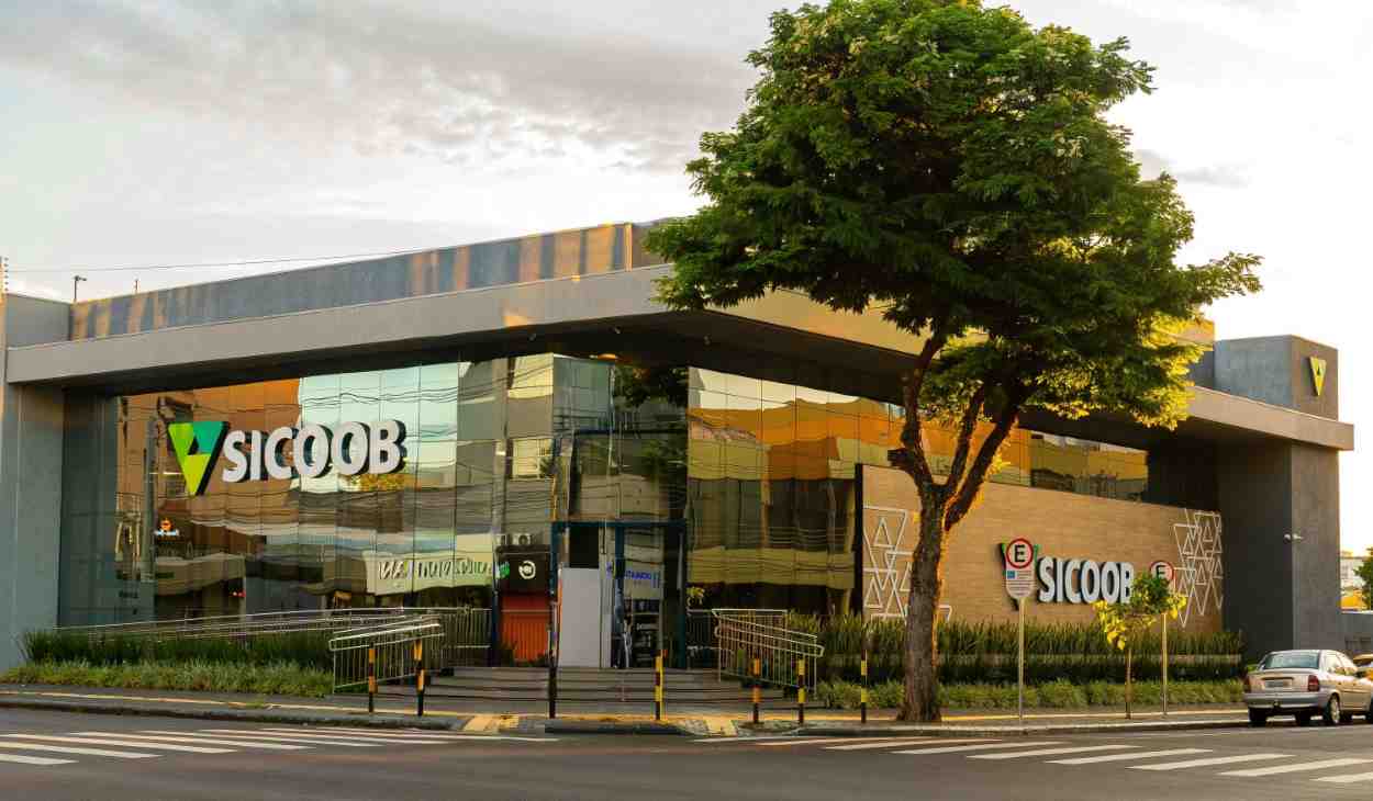 Sicoob aposta em atendimento humano e portas abertas; bancos fecham agências