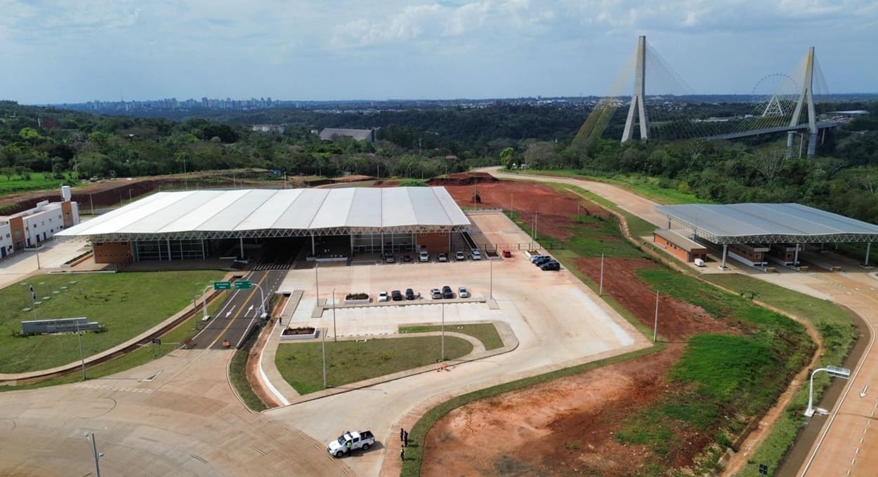 Ministro do Paraguai defende passagem livre pela Ponte da Integração