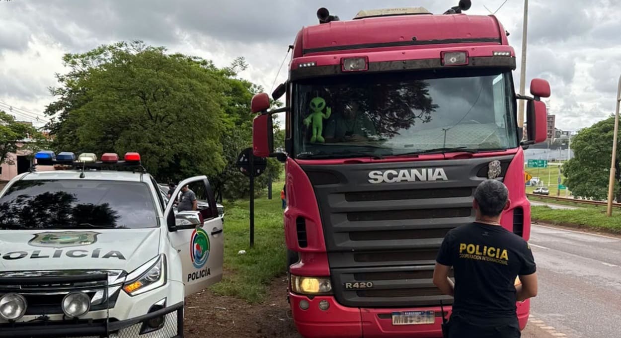 Paraguai apreende caminhão carregado com maconha na fronteira