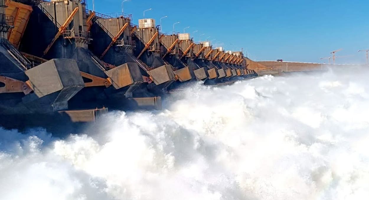 Rio Paraná: represa entre Paraguai e Argentina abre o vertedouro