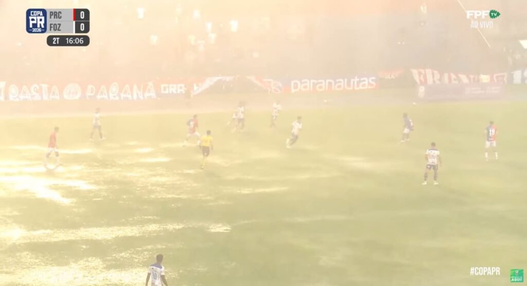 Chuva torrencial interrompeu o jogo entre Paraná Clube e Foz do Iguaçu FC.
